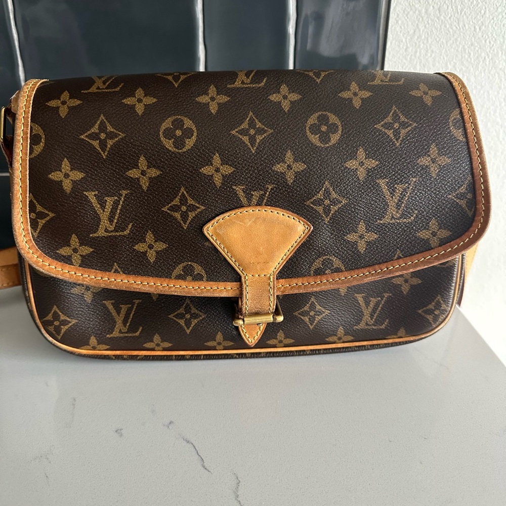 Louis Vuitton Sologne crossbody in good condition!!